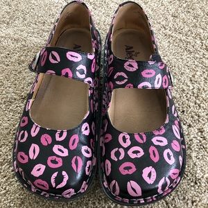 Lip print Alegria Mary Janes.